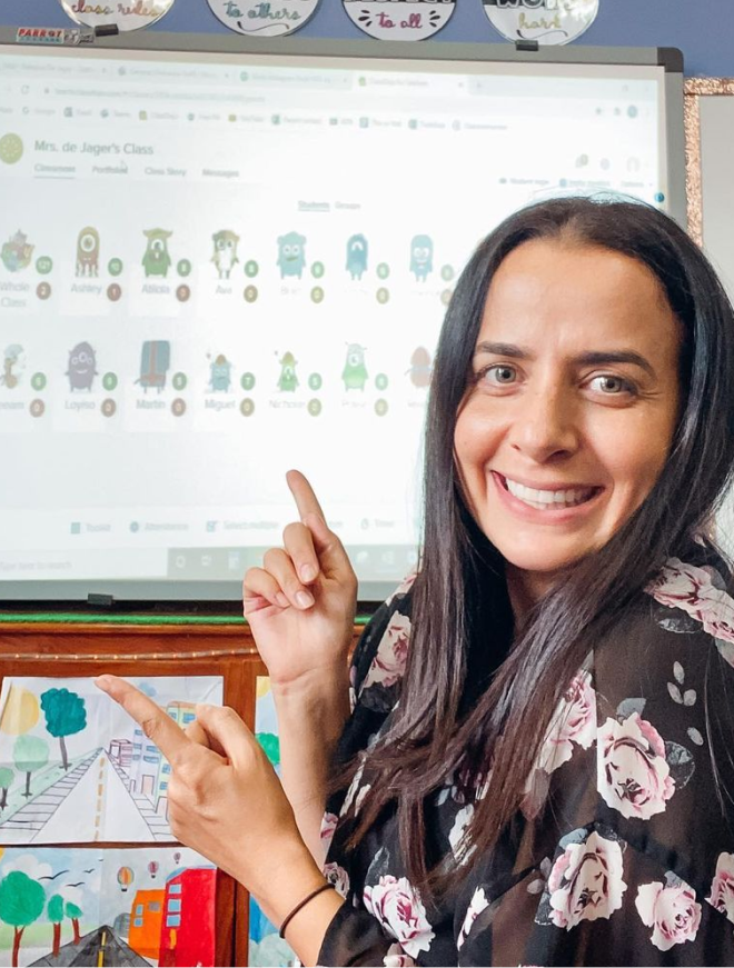 enseignant montrant une classe classdojo projetée sur un tableau blanc