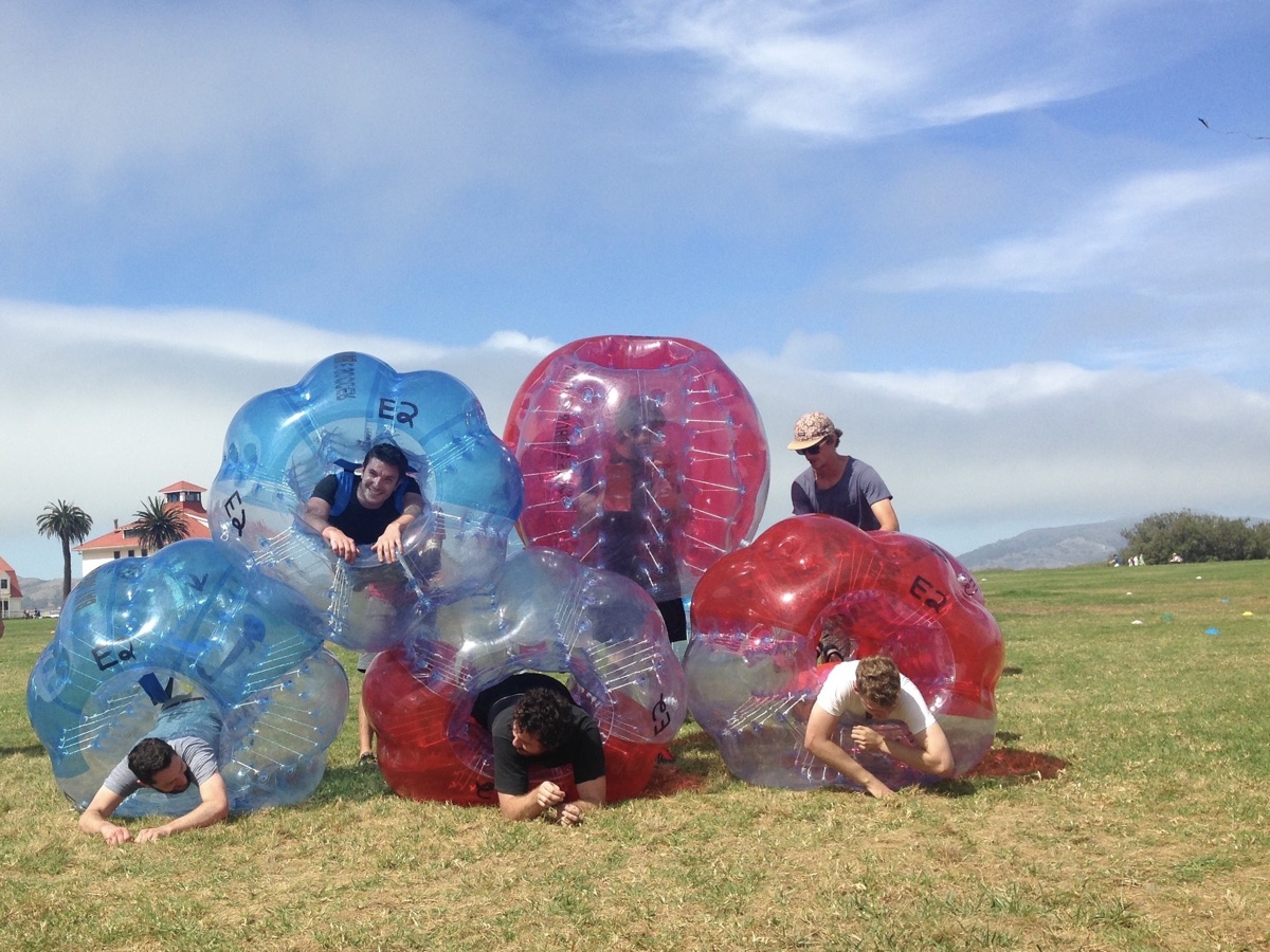 El equipo de ClassDojo jugando con bolas hinchables
